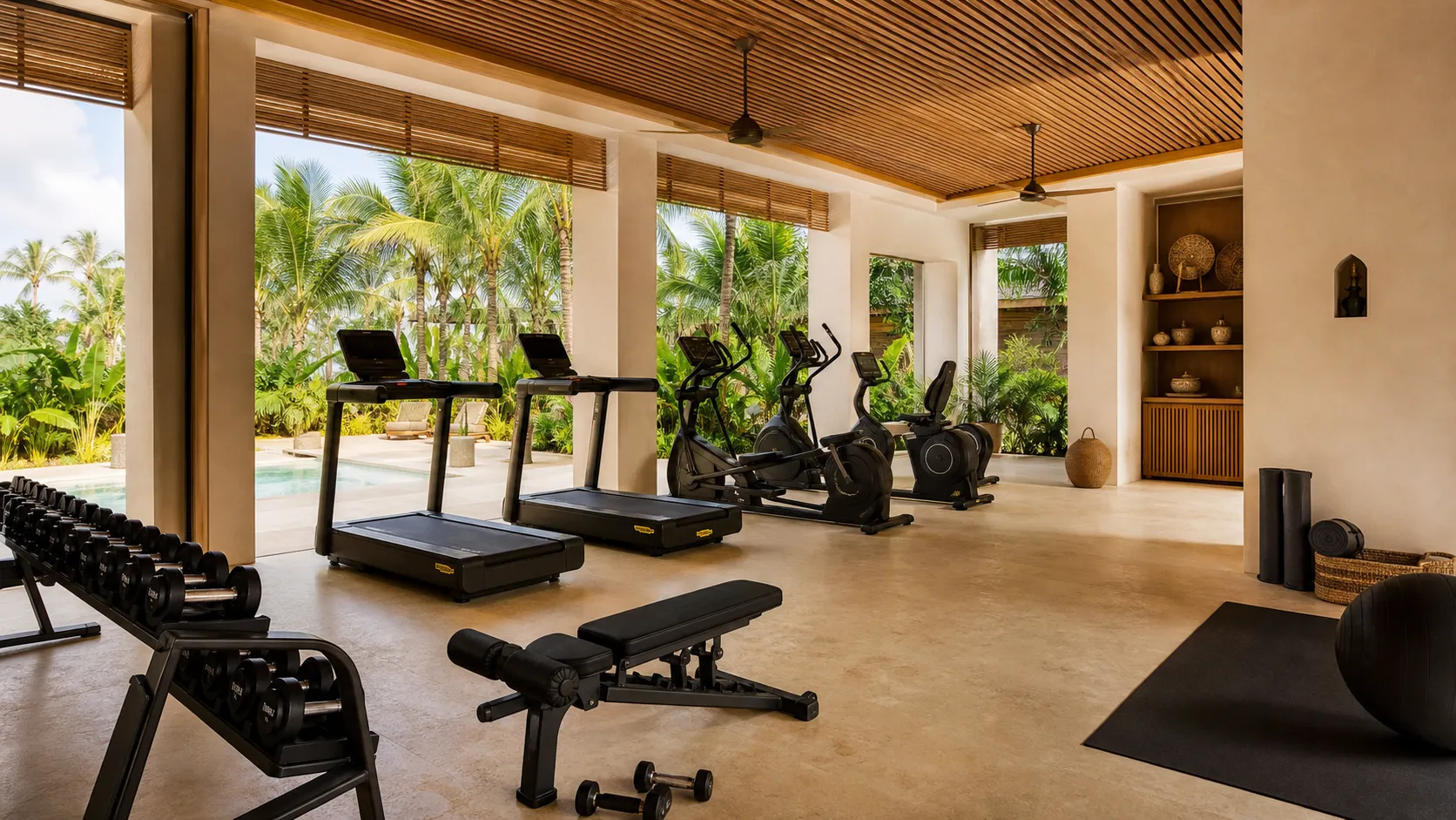 Gimnasio caribeño abierto con palmas, luz natural y equipos modernos